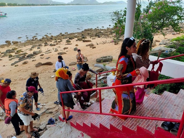 Nhiều người mua áo lót đem đến đảo. Ảnh: Thairath.