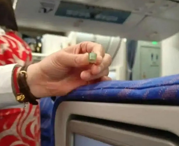 Ai mà ngờ được là trong túi ở lưng ghế trên máy bay lại có cái kim tiêm nhọn hoắt. Ảnh: Baidu. Ai mà ngờ được là trong túi ở lưng ghế trên máy bay lại có cái kim tiêm nhọn hoắt. Ảnh: Baidu.