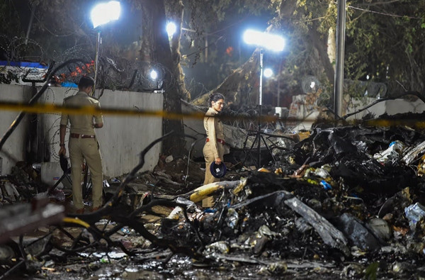 Cảnh sát đang điều tra ở hiện trường vụ máy bay rơi. Ảnh: Ritesh Shukla/ Getty Images.