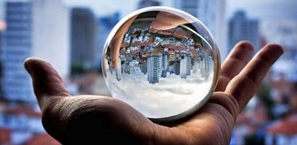 Nhiều người cảm thấy năm 2000 là rất mới mẻ, nhưng thực ra chúng ta đã ở gần năm 2050 hơn là năm 2000 rồi. Ảnh minh họa: QM.