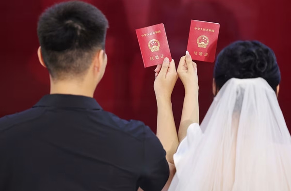 Ngày càng nhiều người trẻ ở Trung Quốc trì hoãn việc kết hôn, hoặc thậm chí quyết định sẽ không kết hôn. Ảnh: Wang Yanbing/ VCG via Getty Images.