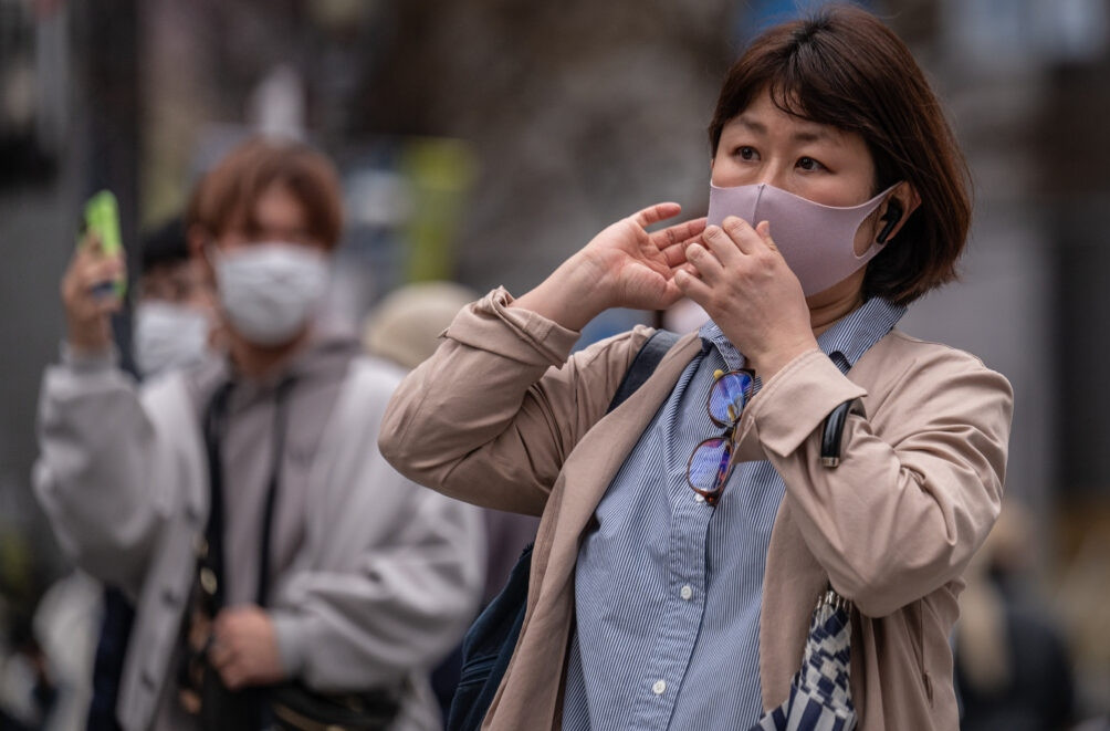 Nhiều nước châu Á khuyến khích người dân đeo khẩu trang ở nơi công cộng trong mùa cúm. Ảnh minh họa: AFP. Nhiều nước châu Á khuyến khích người dân đeo khẩu trang ở nơi công cộng trong mùa cúm. Ảnh minh họa: AFP.