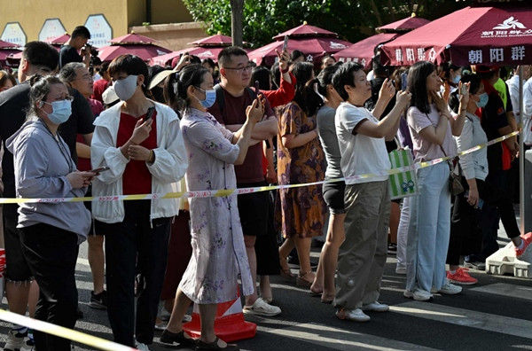 Phụ huynh chụp ảnh các con đi thi. Ảnh: Adek Berry/ AFP/ Getty. Phụ huynh chụp ảnh các con đi thi. Ảnh: Adek Berry/ AFP/ Getty.