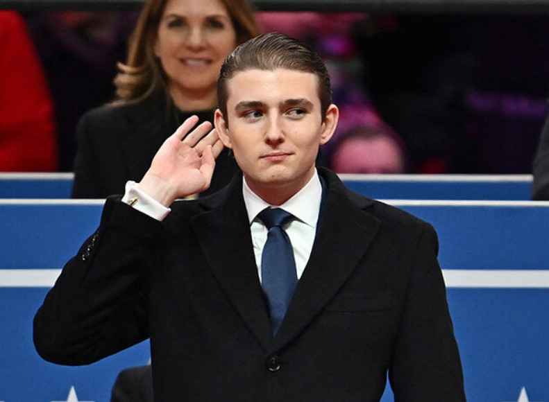 Khoảnh khắc khiến nhiều netizen nhận xét: "Cả nước Mỹ yêu mến Barron!". Ảnh: Angela Weiss/ AFP via Getty.