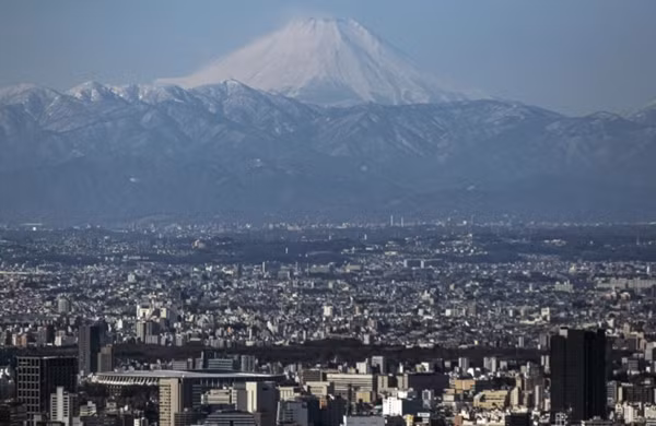 Núi Phú Sĩ cao 3.776 mét, được coi là một biểu tượng của nước Nhật Bản. Ảnh: Kiichiro Sato/ AP.