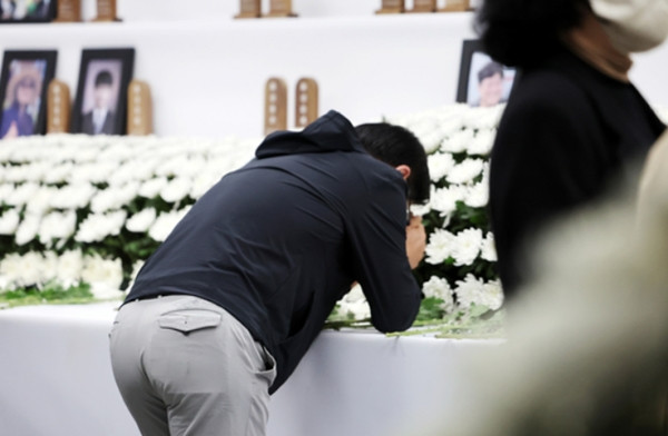 Người thân của các nạn nhân trong vụ tai nạn Jeju Air bật khóc ở nơi tưởng niệm tại Sân bay Muan vào ngày 5/4. Ảnh: Yonhap.