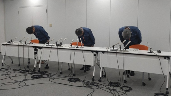 Các lãnh đạo của NEXCO Central cúi người xin lỗi về lỗi hệ thống ETC. Ảnh: Kazuhasa Adachi/ Mainichi. Các lãnh đạo của NEXCO Central cúi người xin lỗi về lỗi hệ thống ETC. Ảnh: Kazuhasa Adachi/ Mainichi.