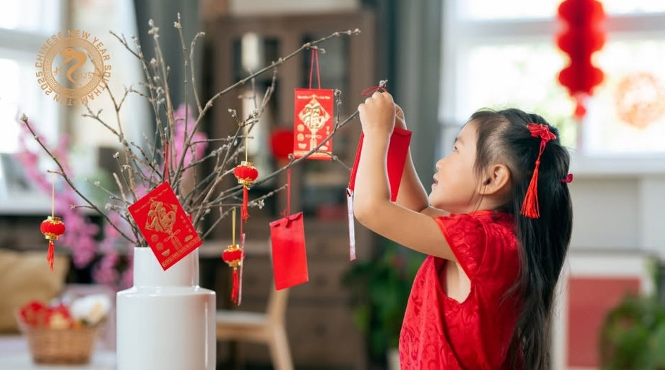 Mặc trang phục đỏ, dùng phụ kiện màu đỏ trong "năm tuổi" cũng được cho là cách "hóa giải vận hạn". Ảnh: Chinese New Year.