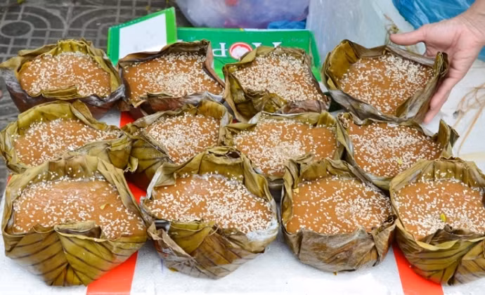 Bánh tổ là món rất đặc sắc vào dịp Tết, vì vừa thể hiện tấm lòng hướng về tổ tiên, vừa có ý nghĩa mang lại may mắn. Ảnh minh họa: Báo Đầu tư.