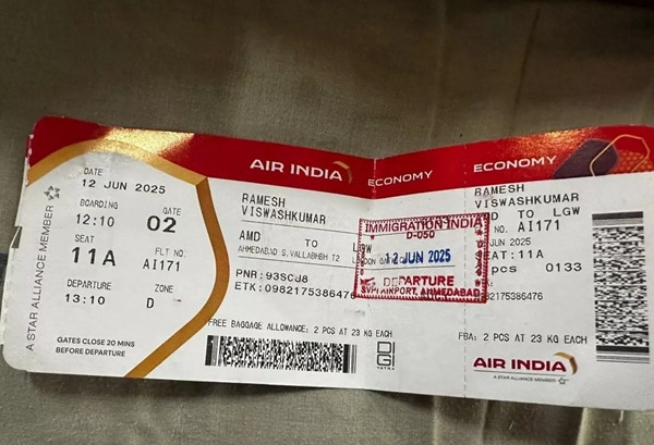 Vé lên máy bay của anh Ramesh. Ảnh: Hindustan Times, Mirror.