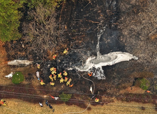 Những người lính cứu hỏa kiểm tra chiếc máy bay chữa cháy bị rơi khi đang cố dập lửa ở Uiseong (Hàn Quốc). Phi công đã thiệt mạng. Ảnh chụp ngày 26/3. Ảnh: Son Hyung-joo/ Yonhap via AP. Những người lính cứu hỏa kiểm tra chiếc máy bay chữa cháy bị rơi khi đang cố dập lửa ở Uiseong (Hàn Quốc). Phi công đã thiệt mạng. Ảnh chụp ngày 26/3. Ảnh: Son Hyung-joo/ Yonhap via AP.