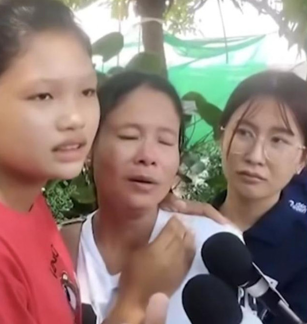 Cô May (áo trắng) mất cả chồng và con trai. Ảnh: Channel 8. Cô May (áo trắng) mất cả chồng và con trai. Ảnh: Channel 8.