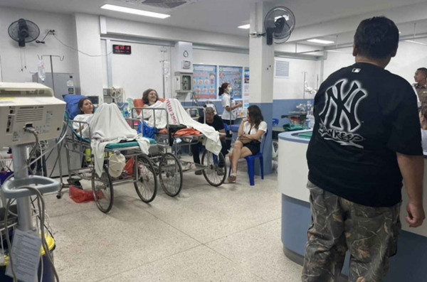 2 trong số các du khách phải nhập viện. Ảnh: Trung tâm cứu hộ Bantakhun-Phanom. 2 trong số các du khách phải nhập viện. Ảnh: Trung tâm cứu hộ Bantakhun-Phanom.