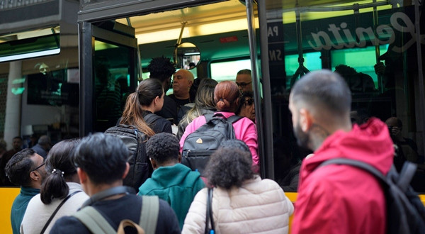 Người dân ở Lisbon (Bồ Đào Nha) cố lên một chiếc xe bus đã rất đông sau khi tàu điện ngầm ngừng hoạt động vì mất điện. Ảnh: AP.