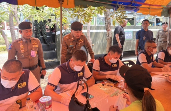 Cảnh sát Thái Lan đang phỏng vấn những người Thái được đưa từ Campuchia về. ảnh: Bangkok Post. Cảnh sát Thái Lan đang phỏng vấn những người Thái được đưa từ Campuchia về. ảnh: Bangkok Post.