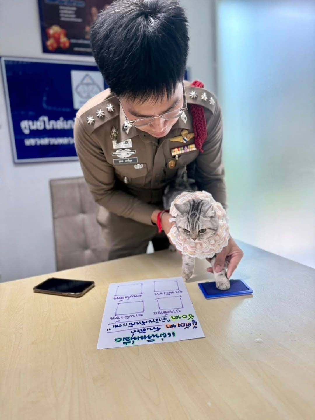 Mời &quot;ký&quot; vào biên bản. Ảnh: Khaosod.