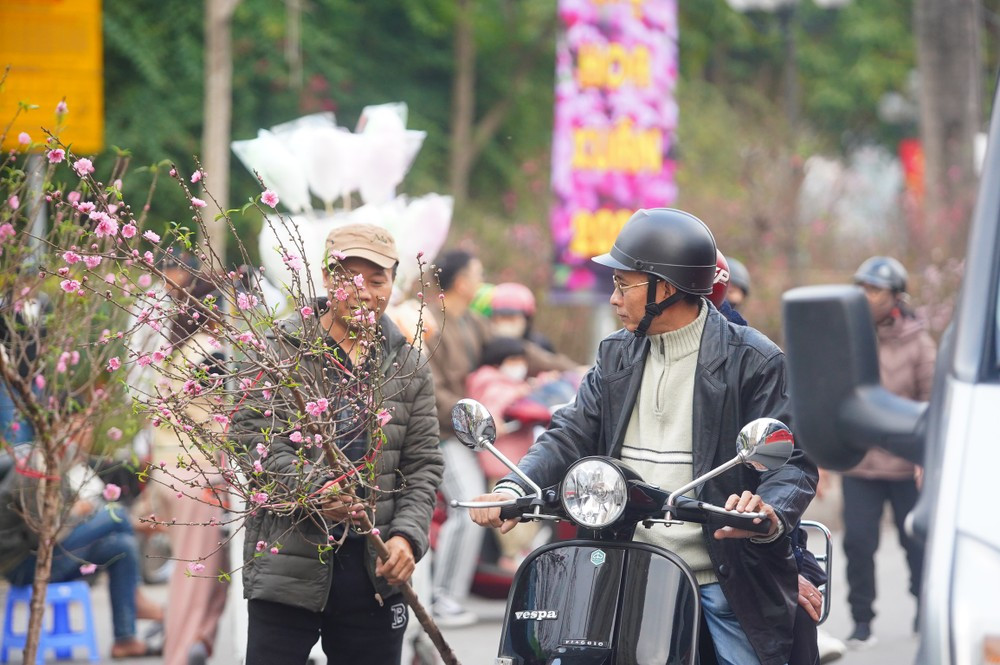 Người dân cả nước ta đang chuẩn bị đón Tết Ất Tỵ 2025. Ảnh: TPO.