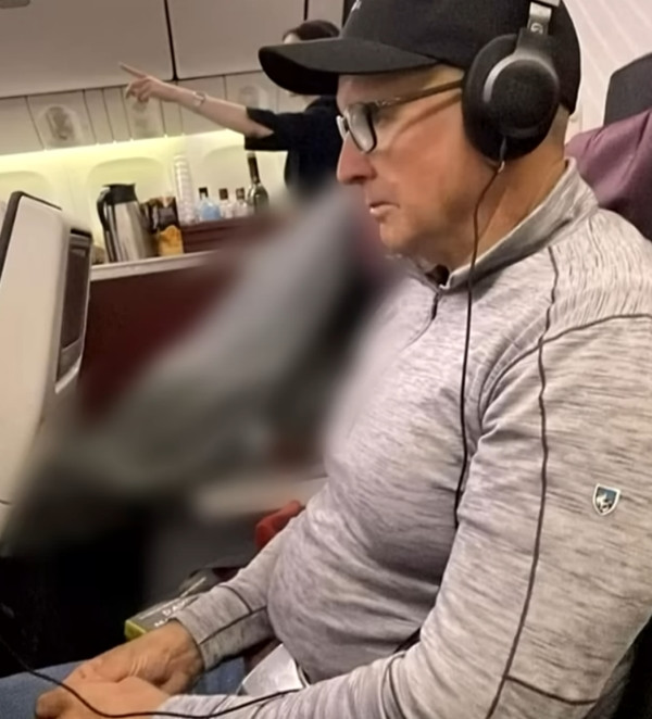 Ông Ring ngồi cạnh nữ hành khách đã qua đời (được trùm chăn). Ảnh: YouTube. Ông Ring ngồi cạnh nữ hành khách đã qua đời (được trùm chăn). Ảnh: YouTube.