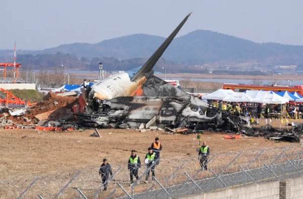 Máy bay Jeju Air gặp nạn vào ngày 29/12/2024. Ảnh: Ahn Young-joon/ AP. Máy bay Jeju Air gặp nạn vào ngày 29/12/2024. Ảnh: Ahn Young-joon/ AP.