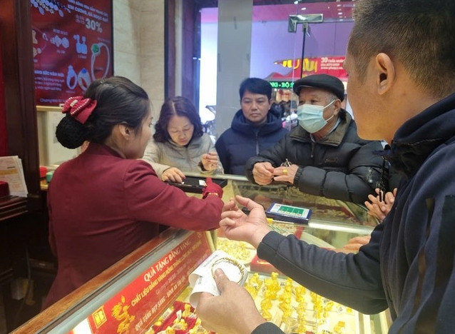 Người dân đi mua vàng nhân ngày vía Thần Tài. Ảnh: N.M/ TPO. Người dân đi mua vàng nhân ngày vía Thần Tài. Ảnh: N.M/ TPO.