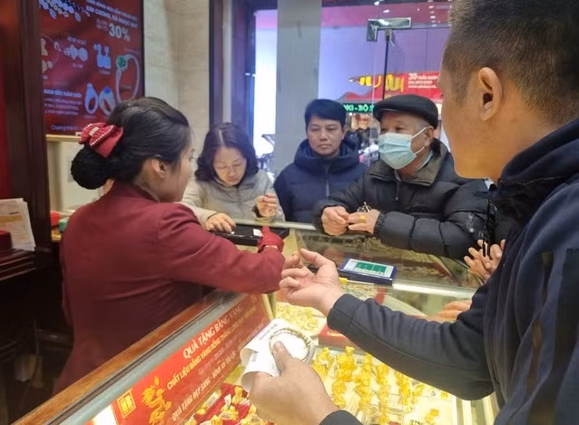 Người dân đi mua vàng nhân ngày vía Thần Tài. Ảnh: N.M/ TPO.