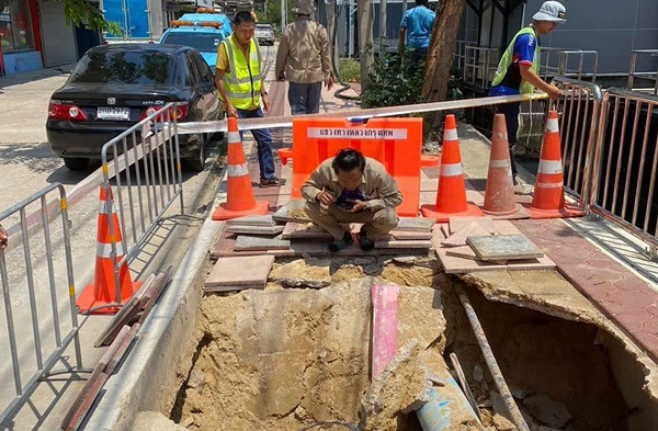 Đoạn vỉa hè bị sập khá lớn. Ảnh: Văn phòng quận Phayathai.