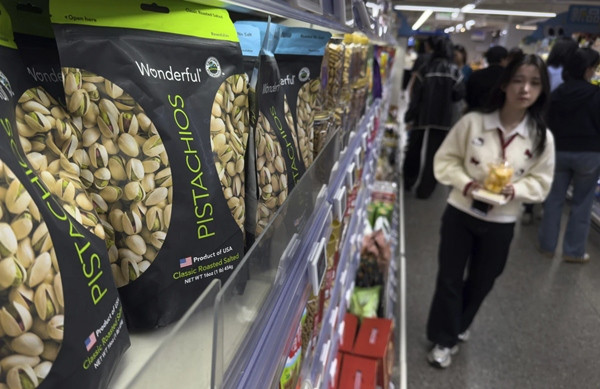 Khách hàng đi qua các quầy hàng có sản phẩm nhập từ Mỹ trong một siêu thị ở Bắc Kinh (Trung Quốc). Có thể sắp tới các sản phẩm này sẽ tăng giá mạnh. Ảnh chụp ngày 8/4. Ảnh: Andy Wong/ AP.