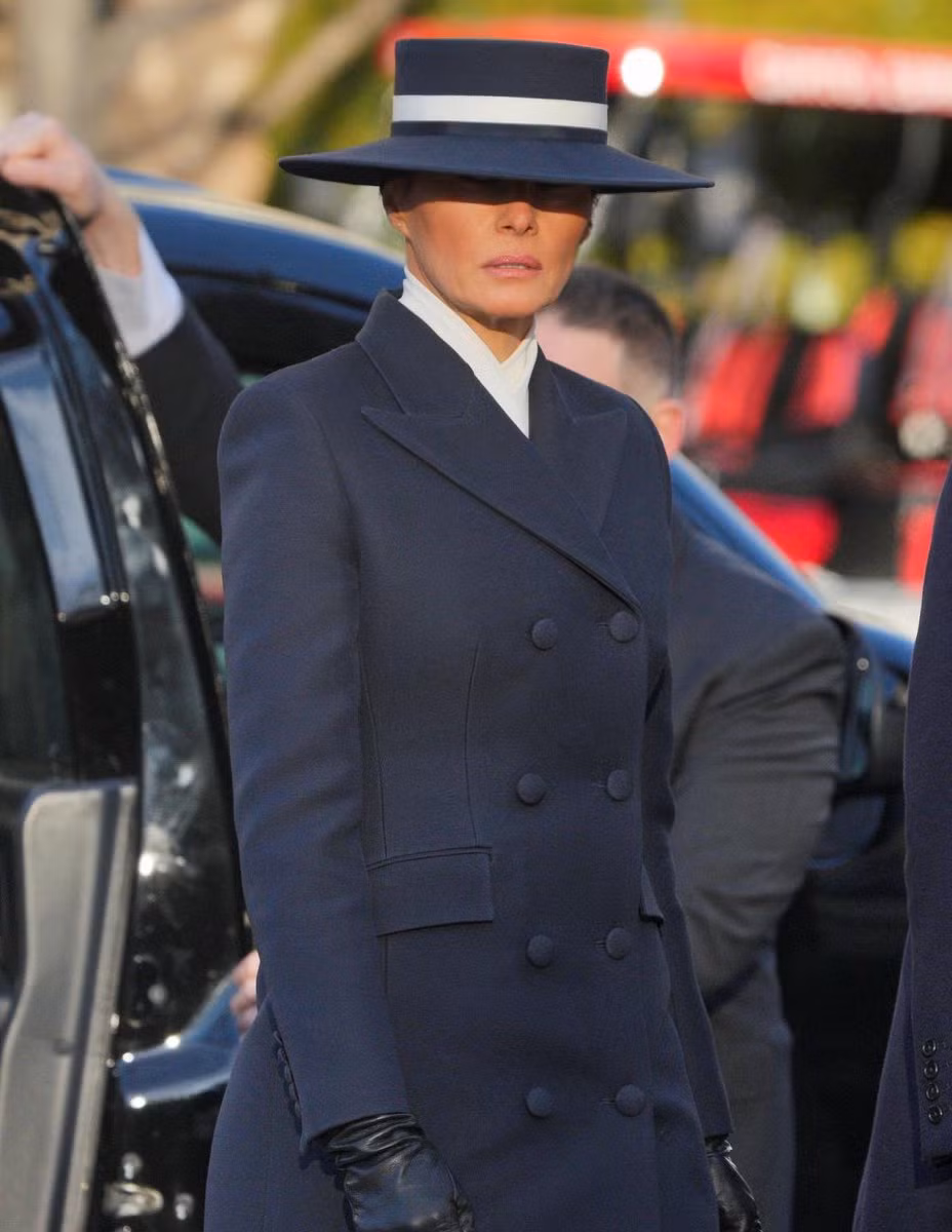 Chiếc mũ rộng vành tạo nên sự khác biệt lớn trong trang phục của bà Melania so với các Đệ nhất Phu nhân trước đây. Ảnh: Donald J. Trump News.