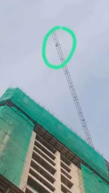 Cần cẩu cao đến thế này. Ảnh: The Star. Cần cẩu cao đến thế này. Ảnh: The Star.
