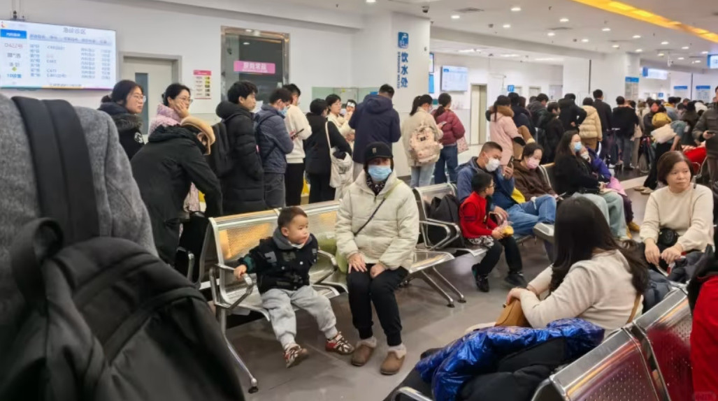 Hình ảnh được chú thích là rất nhiều người đang chờ ở Trung tâm Y tế Trẻ em Thượng Hải (Trung Quốc). Ảnh: Evelyn Z/ XHS.