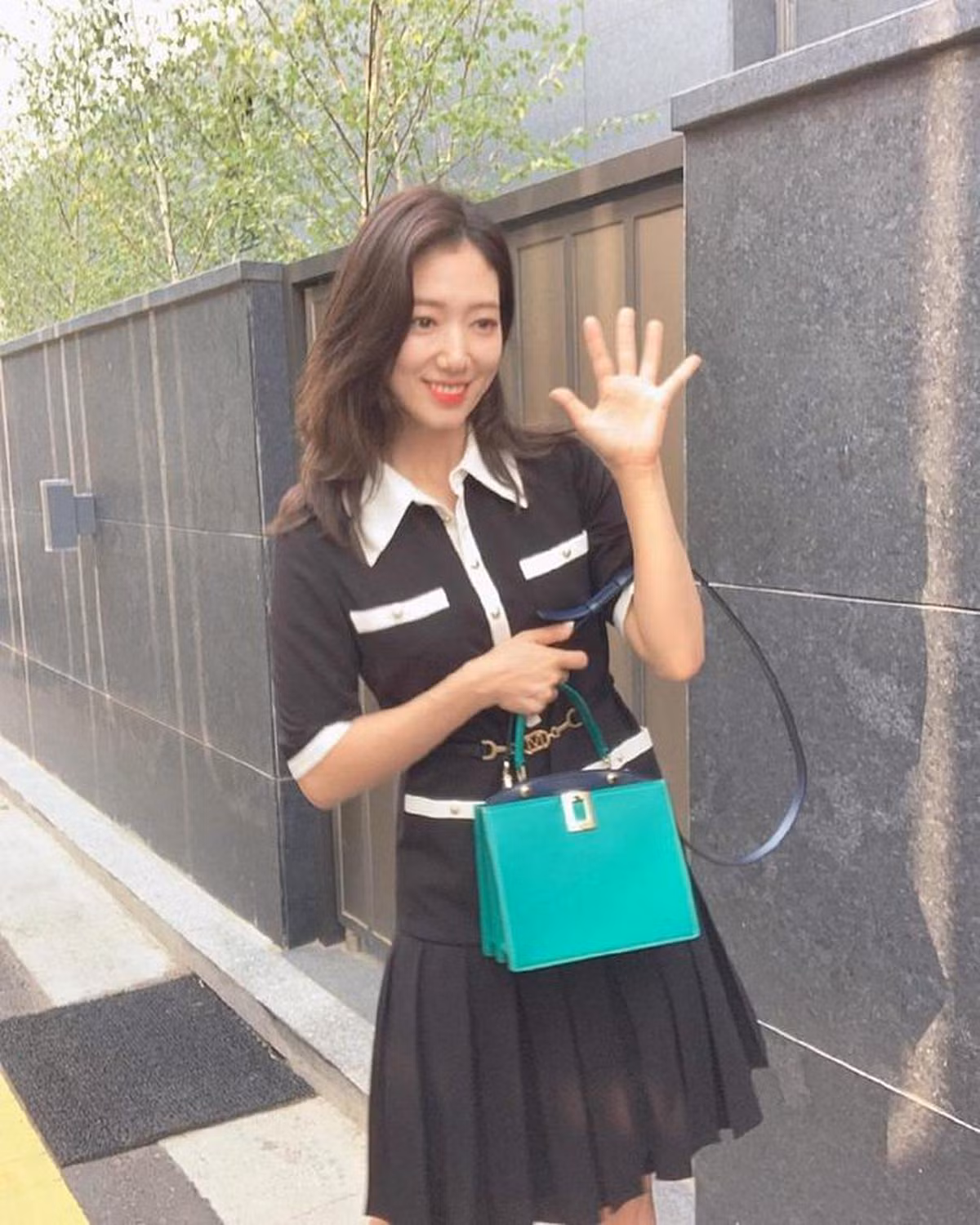 Túi màu xanh lá cây phù hợp với những bộ trang phục màu trung tính. Ảnh: Instagram.