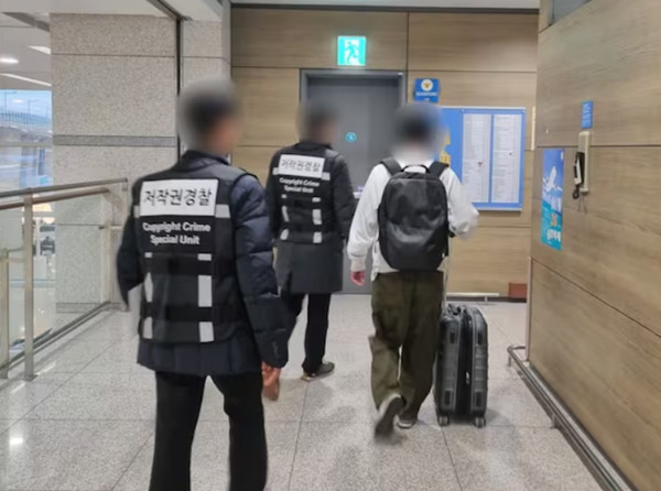 Một người điều hành trang PickleTV bị bắt ở Sân bay Quốc tế Incheon. Ảnh: Bộ Văn hóa, Thể thao và Du lịch Hàn Quốc/ Chosun. Một người điều hành trang PickleTV bị bắt ở Sân bay Quốc tế Incheon. Ảnh: Bộ Văn hóa, Thể thao và Du lịch Hàn Quốc/ Chosun.