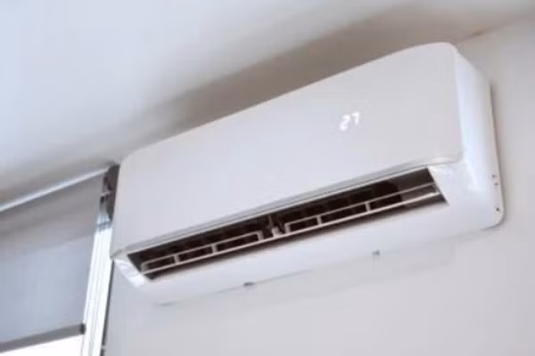Điều hòa/ máy lạnh được bật suốt ngày đêm trong một căn phòng ở nhà bà cụ. Ảnh minh họa: Ambient Edge.