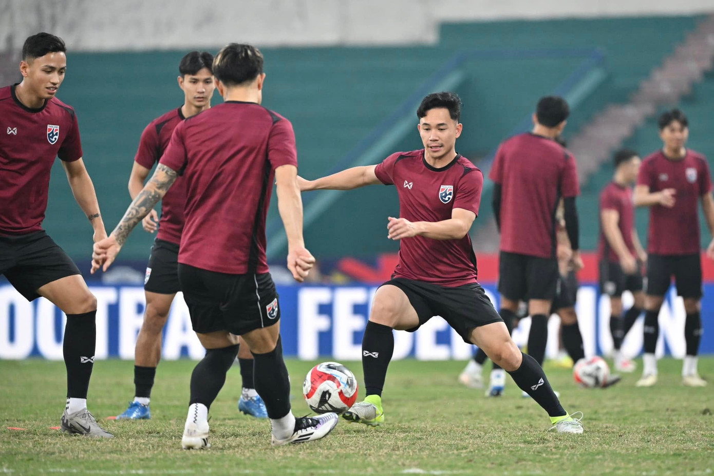 Các cầu thủ ĐT Thái Lan luyện tập trên sân Việt Trì vào chiều tối 1/1. Ảnh: FA Thailand. Các cầu thủ ĐT Thái Lan luyện tập trên sân Việt Trì vào chiều tối 1/1. Ảnh: FA Thailand.