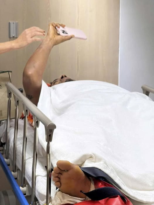 Xuân Son đi cấp cứu vẫn dõi theo các đồng đội. Ảnh: OnSports Xuân Son đi cấp cứu vẫn dõi theo các đồng đội. Ảnh: OnSports