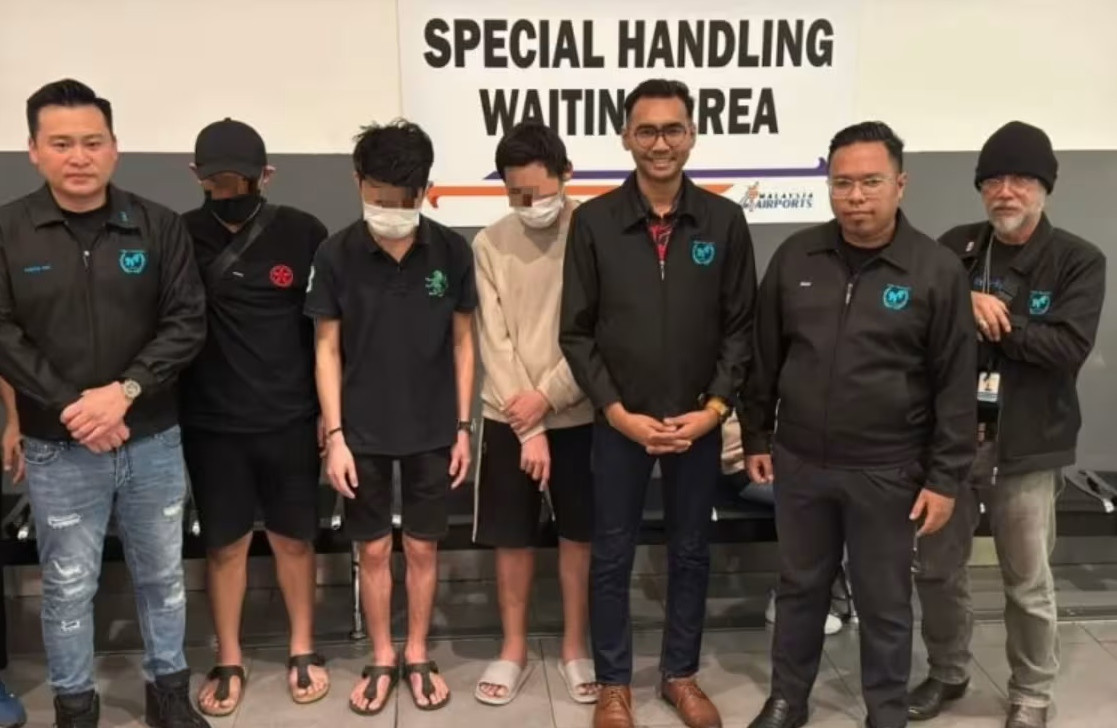 Cảnh sát (mặc áo khoác) và những nạn nhân được đường dây lừa đảo thả ra. Ảnh: Moretify, Sinchew, Chinapress/ 8days. Cảnh sát (mặc áo khoác) và những nạn nhân được đường dây lừa đảo thả ra. Ảnh: Moretify, Sinchew, Chinapress/ 8days.