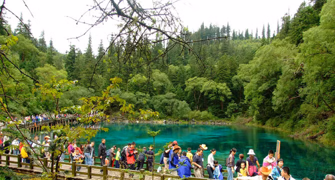 Tour tham quan Cửu Trại Câu - Hoàng Long thu hút rất nhiều du khách. Ảnh minh họa: Tour Jiuzhaigou.