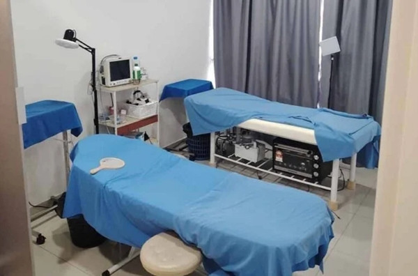 "Phòng phẫu thuật thẩm mỹ" đơn sơ với cái lò nướng để tiệt trùng dụng cụ phẫu thuật. Ảnh: Sinar Harian. "Phòng phẫu thuật thẩm mỹ" đơn sơ với cái lò nướng để tiệt trùng dụng cụ phẫu thuật. Ảnh: Sinar Harian.