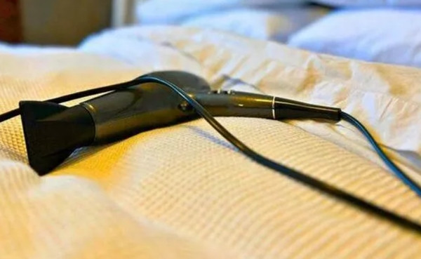 Nhiều bậc cha mẹ dùng máy sấy tóc để sấy chăn đệm, nhưng cần hết sức cẩn thận. Ảnh minh họa: Getty.