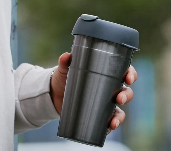 Dùng cốc giữ nhiệt không đúng cách có thể gây nguy hiểm đến tính mạng. Ảnh minh họa: KC. Dùng cốc giữ nhiệt không đúng cách có thể gây nguy hiểm đến tính mạng. Ảnh minh họa: KC.