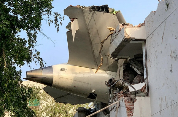 Một phần của chiếc máy bay của Air India gặp nạn (đâm vào một tòa nhà gần sân bay) vào ngày 12/6/2025. Ảnh: SAM PANTHAKY/ AFP/ Getty.