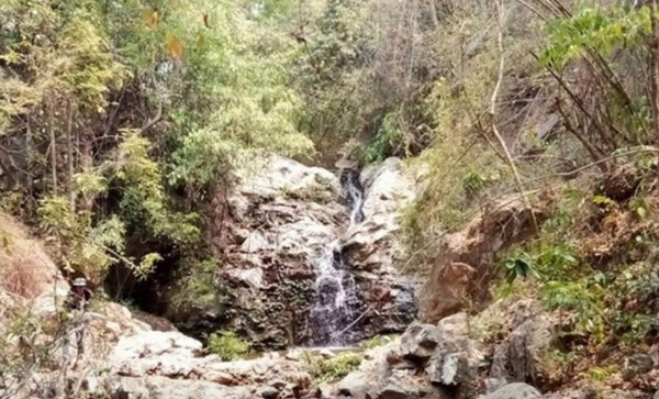 Ngọn thác đang khô cạn bỗng nhiên có nước chảy sau khi động đát xảy ra. Ảnh: Nathakorn Suyayai.