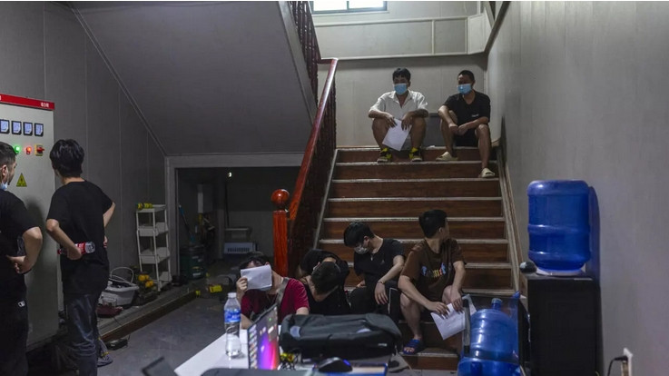 Phía Myanmar nói, họ chuẩn bị trục xuất hàng nghìn người làm việc trong các trụ sở chuyên hoạt động lừa đảo nằm ở gần biên giới. Ảnh: STR/ AFP.