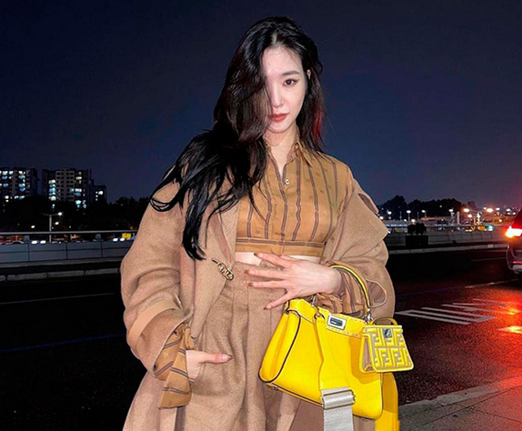 Phụ kiện màu vàng rực rỡ thường là điểm nhấn cho ngoại hình. Ảnh: Fendi. Phụ kiện màu vàng rực rỡ thường là điểm nhấn cho ngoại hình. Ảnh: Fendi.