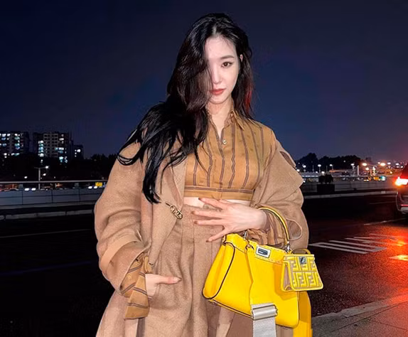 Phụ kiện màu vàng rực rỡ thường là điểm nhấn cho ngoại hình. Ảnh: Fendi.