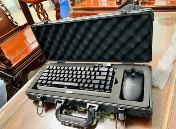 Bên trong cái hộp màu đen mà hành khách mang theo. Ảnh từ các nhà chức trách ở Sân bay Nội Bài ngày 25/6, The Vibes.