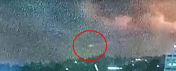 Vật thể lạ xuất hiện trong bản tin về cháy rừng ở Los Angeles (Mỹ). Ảnh: Fox News. Vật thể lạ xuất hiện trong bản tin về cháy rừng ở Los Angeles (Mỹ). Ảnh: Fox News.