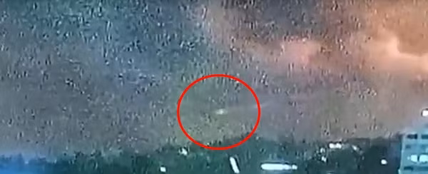 Vật thể lạ xuất hiện trong bản tin về cháy rừng ở Los Angeles (Mỹ). Ảnh: Fox News.