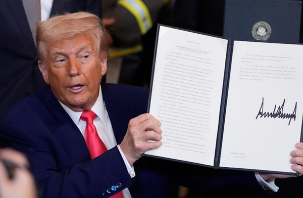 Tổng thống Trump muốn tất cả các vòi hoa sen đều chảy mạnh. Ảnh: Alex Brandon/ AP. Tổng thống Trump muốn tất cả các vòi hoa sen đều chảy mạnh. Ảnh: Alex Brandon/ AP.