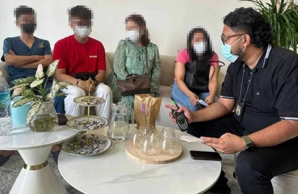 Một vài người trong số những người bị bắt (những người ngồi ở ghế dài). Ảnh: Sinar Harian. Một vài người trong số những người bị bắt (những người ngồi ở ghế dài). Ảnh: Sinar Harian.